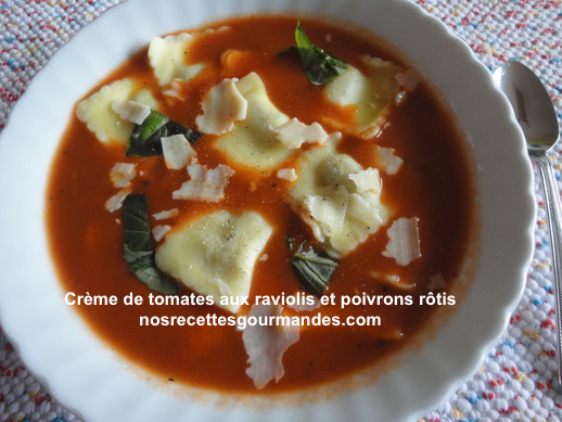 Crème de tomates aux raviolis et poivrons rôtis