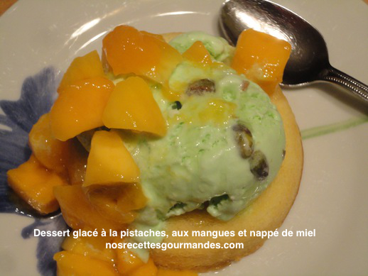 Dessert glacé à la pistache, aux mangues et nappé de miel