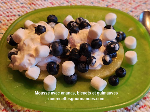 Mousse aux ananas, bleuets et guimauves