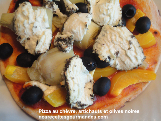 Pizza au chèvre, artichauts et olives noires