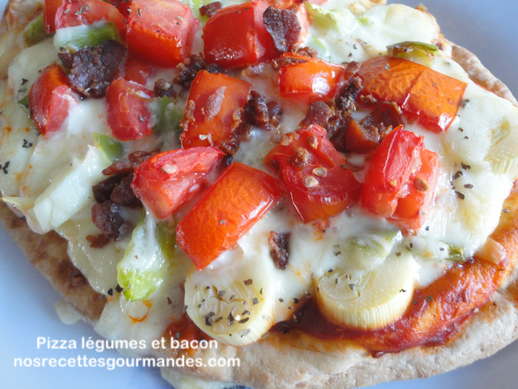 Pizza aux coeurs de palmier et bacon