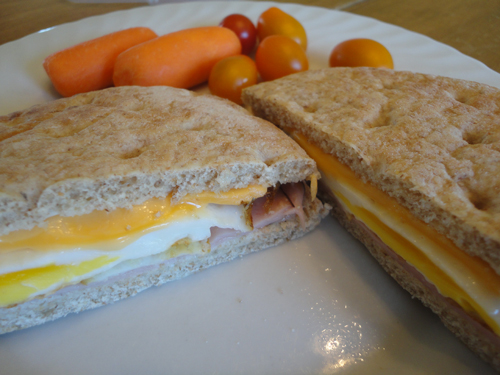 Sandwich oeuf, jambon et fromage