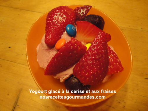 Yogourt glacé à la cerise et aux fraises